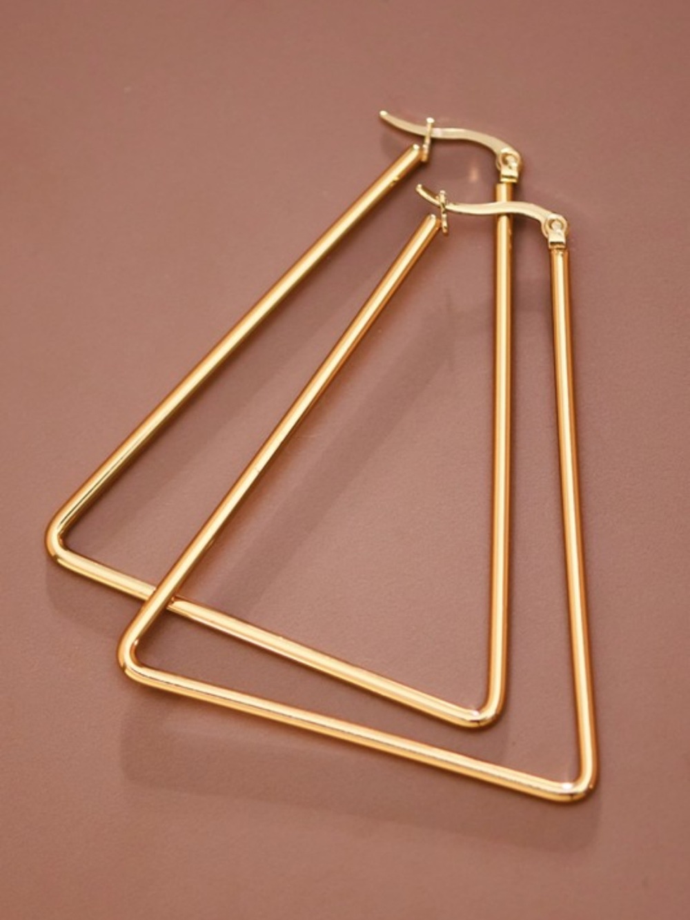 376. 18k gold hoop triangle earrings